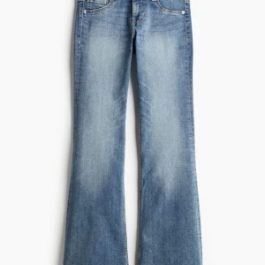 Blåa bootcut jeans - Mörkblåa bootcut jeans i bra skick. De är lågmidjade och endast använda fåtal gånger. De har sytts upp ungefär 4 cm men det är bara att sprätta om man ta bort det💕💕