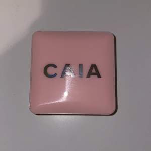 Säljer en superfin CAIA Glow Blush i färgen Pink Lemonade. Den kommer i en söt rosa förpackning med spegel inuti. Säljer den då jag råkade köpa fel och har bara använt den 1 gång med en helt ny borste dessutom. Den ger ett jättefint glow!💕 