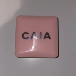CAIA Glow Blush Pink Lemonade - Säljer en superfin CAIA Glow Blush i färgen Pink Lemonade. Den kommer i en söt rosa förpackning med spegel inuti. Säljer den då jag råkade köpa fel och har bara använt den 1 gång med en helt ny borste dessutom. Den ger ett jättefint glow!💕 
