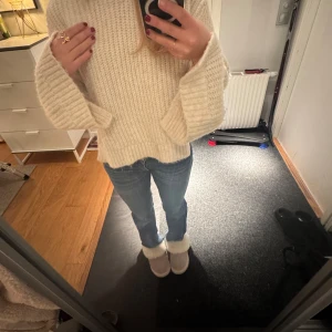 Beige stickad tröja - Mysig beige stickad tröja med långa ärmar och en avslappnad passform. Perfekt nu mot vintern. Passar jättebra till jeans💓 