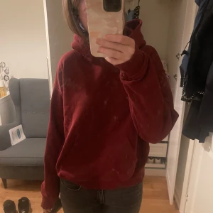 vinröd hoodie från gina tricot - säljer en jättefin vinröd hoodie från gina eftersom den inte kommer till användning. använd ca 2 ggr, så är i väldigt nyskick. köpt för 359kr. 