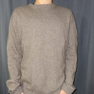 Beige Oscar Jacobson tröja  100% Cashmire - Säljer en stilren beige tröja från Oscar Jacobson i storlek XS. Den är tillverkad i Italien och har en klassisk design med långa ärmar och ribbade kanter. Perfekt för både höst och vinter, och passar till många olika outfits. Skön och varm, ett måste i garderoben!🎧💵