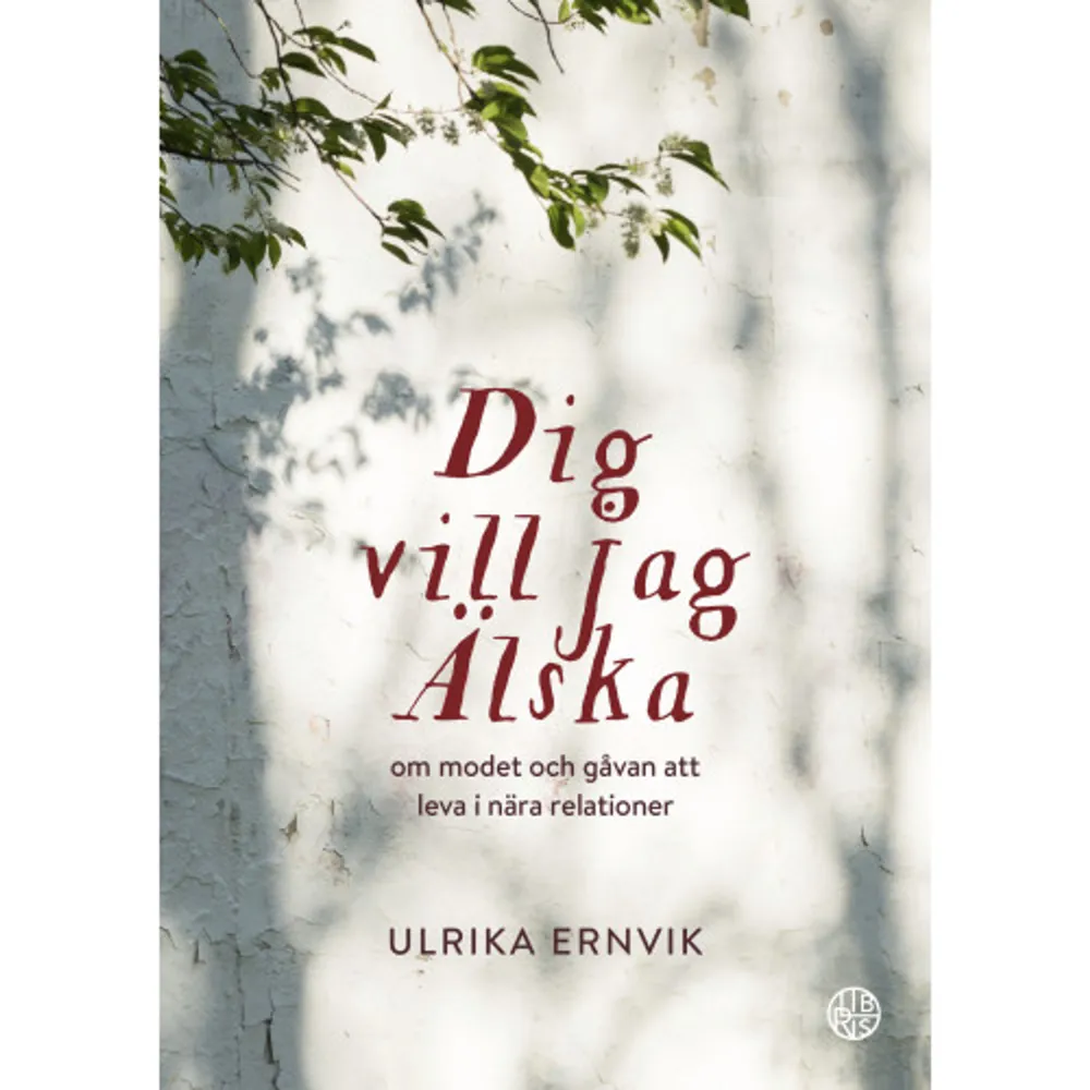 Att älska någon är att vara en trygg hamn som den andra kan segla in i, och att se på den andra med glada ögon. Men att vara närvarande och trygg och se på varandra med glada ögon är inte alltid så enkelt. En av anledningarna är de djupt mänskliga skyddsbeteenden som instinktivt aktiveras när vi känner oss rädda, förvirrade och osäkra. Eftersom nära relationer är livsviktiga för oss aktiveras våra skyddsbeteenden lätt, och får oss att gömma oss för varandra eller gå till attack. Våra rädslor och vår skam drar oss bort från varandra. När vi blir medvetna om detta kan vi börja se hur vi var och en aktivt kan föra in trygghet och glädje, som i stället för oss närmare varandra. Den här boken kan läsas av dig som vill fördjupa relationen till din partner, men också av dig som vill utvecklas som förälder, som vill försonas med dina föräldrar, eller som vill få en starkare relation till dina syskon. Boken kan också bidra med tankar kring hur du som ledare eller chef kan förstärka relationerna i ett företag, en verksamhet eller i en organisation, och hur du som kollega eller medlem kan bidra till mer glädje och trygghet på din arbetsplats, i en förening eller församling, eller i ett annat sammanhang. Ulrika Ernvik är auktoriserad socionom och legitimerad psykoterapeut med familjeterapiinriktning. Hon beskriver på ett enkelt sätt de processer som sker inom och mellan människor och ger tydliga idéer och redskap för att skapa trygghet och glädje i relationer.     Format Inbunden   Omfång 262 sidor   Språk Svenska   Förlag Libris förlag   Utgivningsdatum 2022-09-13   Medverkande Margareta Brisell Axelsson   ISBN 9789173879743  . Böcker.