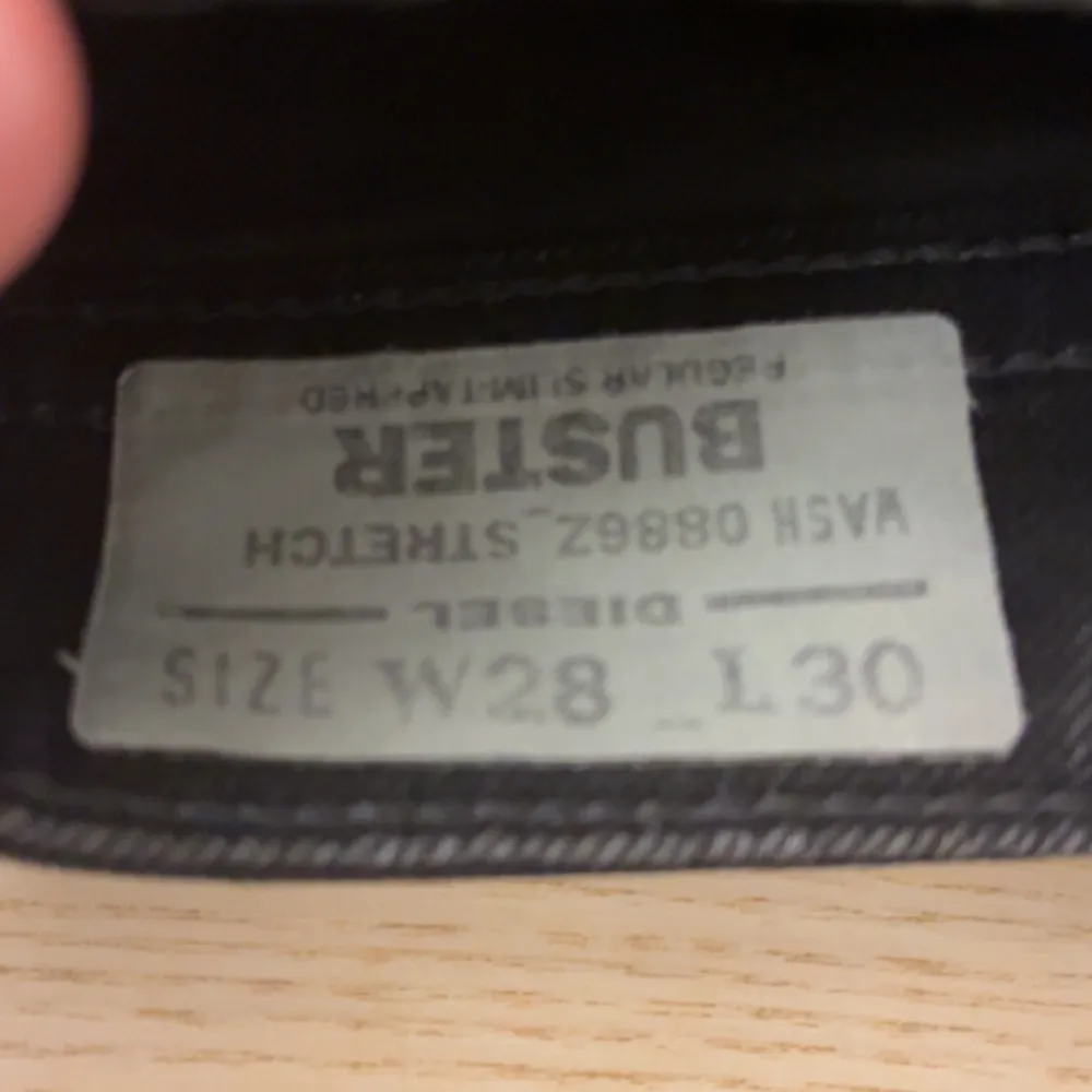 Säljer ett par svarta Diesel jeans i bra skick. De har en klassisk straight passform. Jeansen är tillverkade i ett stretchigt material för extra komfort. . Jeans & Byxor.