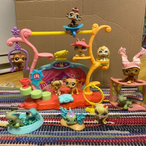Littlest pet shop  - 12st djur / hus / små saker                                                                      Från 2000 , mycket bra skick 