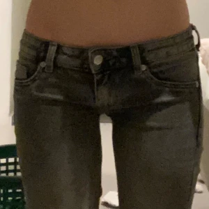 Super low waist bootcut jeans - Super low waist jeans som jag har sytt själv! Är 168 ish och dem passar perfekt!! Köpta från H&M