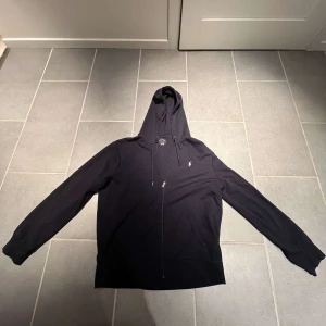 Poli ralph lauren hoodie - Polo ralph lauren hoodie i storlek L. Ser som ny ut och väldigt fräsch. Nypris 2,3. Hör av er om ni vill ha fler bilder🤝🏼