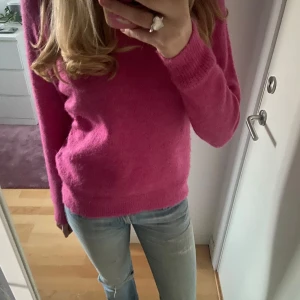 Rosa stickad tröja - Säljer en supermysig rosa stickad tröja i bra skick. Använd 1-2 gånger, nypris 500kr💘