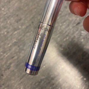 IsaDora Active All Day Wear Brow Gel - Säljer en IsaDora Active All Day Wear Brow Gel i en snygg silverfärgad tub. Perfekt för att hålla ögonbrynen på plats hela dagen. Den har en praktisk applikator och är lätt att använda. Perfekt för en naturlig look! Pris kan diskuteras vid snabb affär 