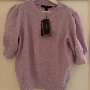 Lila stickad t shirt vero moda - Säljer en söt lila stickad tröja från vero moda med trekvartsärmar och puffiga axlar. Helt ny och aldrig använd 💜
