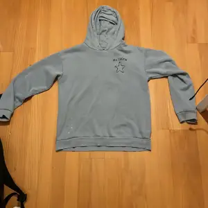 Säljer en ljusblå hoodie med texten 'MA CHÉRIE' och en stjärna tryckt på både fram- och baksidan. Säljer då den inte kommer till användning.