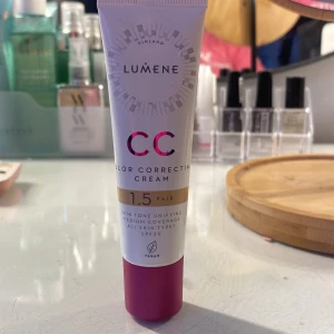 Lumene CC Color Correcting Cream 1.5 Fair - Lumene CC Color Correcting Cream i nyansen 1.5 Fair erbjuder medium täckning och SPF 20. Denna veganska kräm jämnar ut hudtonen och ger en naturligt strålande hy. Innehåller nordiska lingon och hyaluronsyra för återfuktning och skydd.
