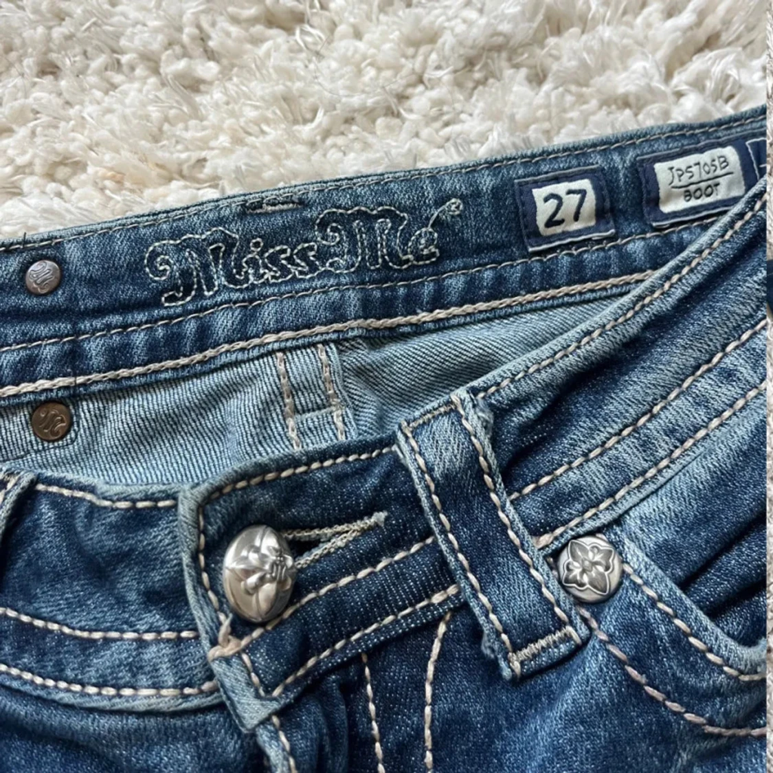 Blå jeans med dekorerade bakfickor från Miss Me - 92