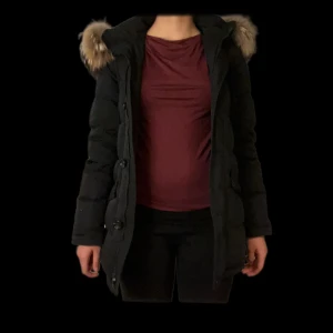 Hollies jacka - ‼️ÄKTA PÄLS ‼️Supersnygg jacka som inte kommer till användning. Liten defekt på armen (se bild 3). Pälsen är avtagbar. Nypris 4495kr. 