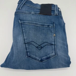 REPLAY ANBASS JEANS  - - Replay anbass jeans - Slim fit passform - Storlek W30/L30 - Nypris runt 1800kr - Kontakta för fler frågor eller funderingar // Deluxecloset