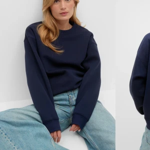 Mörkblå sweatshirt - Säljer en stilren mörkblå sweatshirt med rund hals och långa ärmar. Tröjan är från Gina och är i mycket bra skick. Storlek s