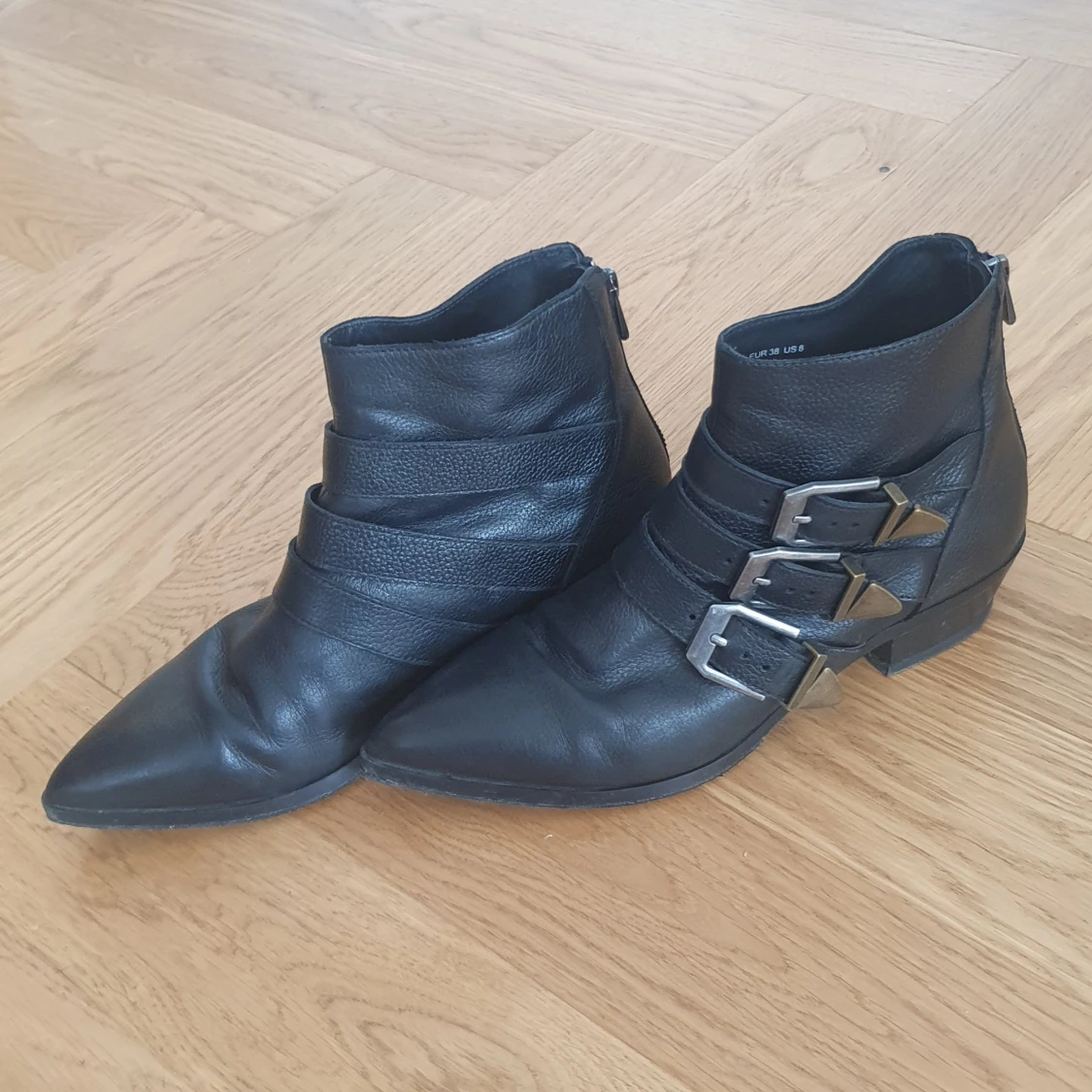 Svarta boots med spännen från &Other Stories - 91