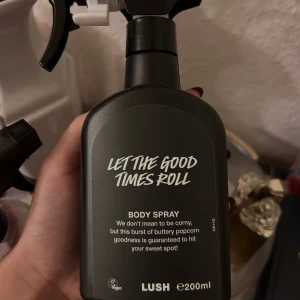 Let The Good Times Roll Body Spray från Lush - ”En kroppsspray från Lush med namnet 'Let The Good Times Roll'. Flaskan är svart och rymmer 200 ml. Doften beskrivs som en explosion av smörig popcorn-godhet, perfekt för att lyfta ditt humör.” Säljer för att det inte är en parfym i min smak, använd endast ett fåtal gånger