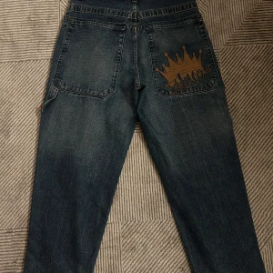 JNCO-Jeans - Rare och baggy JNCO jeans i väldigt bra skick och broderi på bakfickan.
