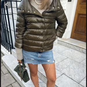 Herno jacka grön - Snygg olivgrön pufferjacka från Herno med hög krage och knappar. Jackan har långa ärmar och en stilren look. Inga defekter. Storlek 42IT passar XS, S och M. Tre sista är mina bilder
