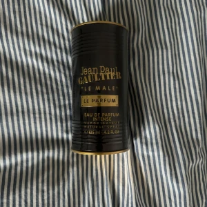 Jean Paul Gaultier Le Male Le Parfum - Säljer en elegant och intensiv parfym från Jean Paul Gaultier, Le Male Le Parfum 125ml. Helt oöppnad med plasten på. Ny pris minst 1100kr 