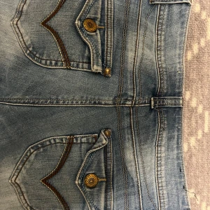 lågmidjade jeans - jättefina bootcuts tyvärr förmå, går därav inte att få bild med dom på. midjemått: ca 37 innerbenslängd: ca 76