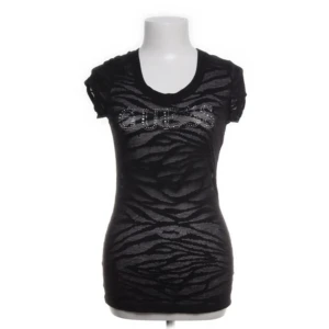 Svart zebramönstrad topp från Guess - Snygg svart topp från Guess med zebramönster och glittriga detaljer. kan skicka fler bilder vid intresse! möts bara upp!
