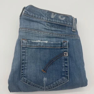 DONDUP GEORGE JEANS - - Dondup George jeans - storlek 34, benlängd: 102cm, midjemått: 40cm - Nypris runt 4000 - Kontakta för fler frågor eller funderingar // Deluxecloset 