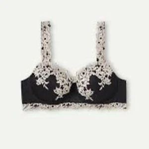 Intimissimi bh - Säljer min svart vita  intimissimi bh, endast testad säljer för att det var för liten storlek❤️Storlek 75 B, köpt för över 600 på Zalando 
