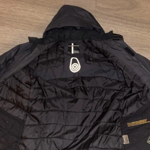 Sail racing - Jackan är i storlek M och är varm och bra jacka. Den är knappt använd. Om du vill ha fler bilder eller har frågor är det bara att skicka ett pm. Pris kan diskuteras vid snabb affär