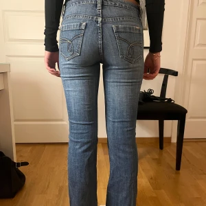 Lågmidjade bootcut jeans - Snygga blå bootcut jeans med låg midja. Inga defekter eller något alls! Midjemått: 36cm Innerbenslängden: 77cm