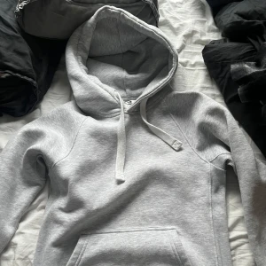 Grå hoodie från Russemerch - Skön och snygg att ha på sig