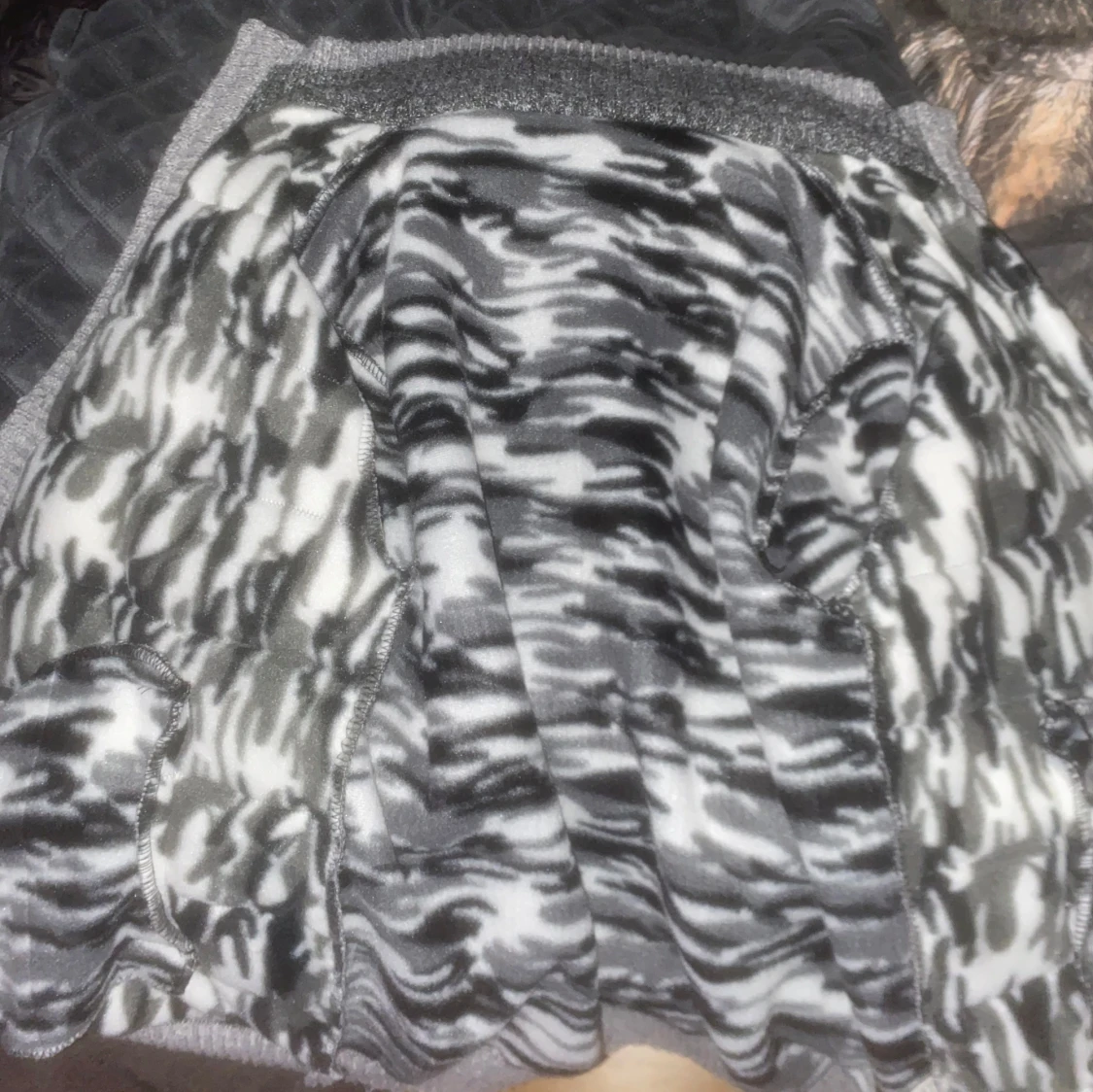 Grå quiltad jacka med stickade ärmar - 91