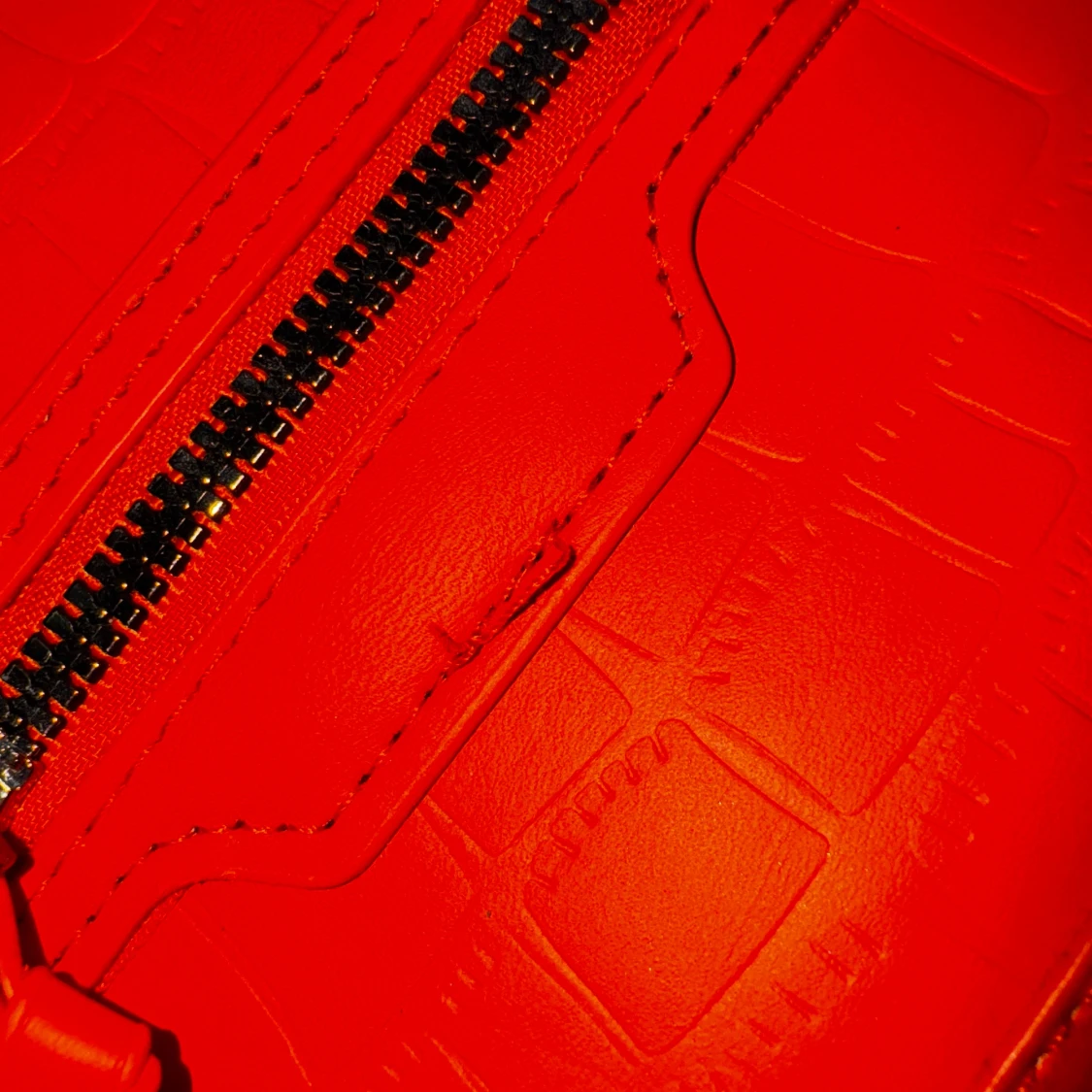 Orange handväska med krokodilmönster - 93