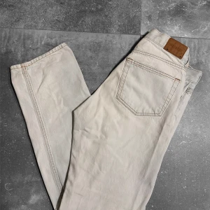 Blå Weekday Jeans - Bra skick, små missfärgningar, som syns i de sista bilderna.  Märke: Weekday, Modell: Space Innerbenslängd: 72 cm Bredd: 38 cm