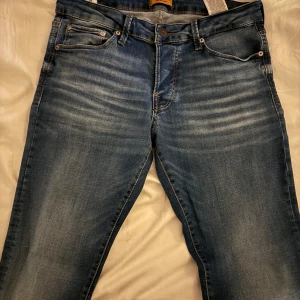 Blå jeans från Jack & Jones - Säljer ett par snygga blå jeans från Jack & Jones. Skicket är alldeles nytt och knappt använda. 