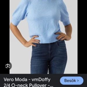 Ljusblå tröja från Vero Moda - Säljer en ljusblå tröja från Vero Moda med rund hals och korta ärmar. Perfekt för en avslappnad stil. Tröjan har en mjuk och bekväm passform.