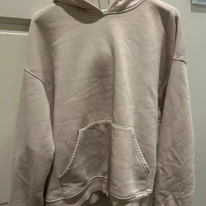 Beige hoodie - Säljer en mysig beige hoodie från Gina Tricot. Storlek XL men jag när normalt S/M och den sitter oversized men najs på mig. 