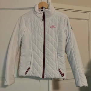 Vit skidjacka från Gin - Snygg vit skidjacka går även att ha som ”vanlig” jacka till vardagen! Använd några säsonger! Den är liten i storleken så passar någon som är en 36! 