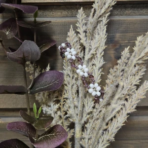 ~ Handgjort lila och vitt armband ~ - Ett armband med vita och lila pärlor i ett blommigt mönster. Perfekt lagom touch av färg till din outfit. Med silver i mitten av blommorna. Armbandet har även smyckeslås och kedja i silver.