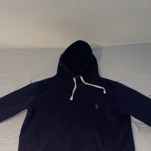 Polo Ralph Lauren hoodie - Använd fåtal gånger och är i mycket bra skick.