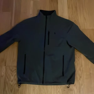 Vind/regn jacka Ralph lauren  - Säljer en riktigt snygg vind jacka från Ralph lauren som är använd enstaka gånger i perfekt skick och  klarar regn riktig bra och perfekt för hösten och vintern nu. Det är storlek M men passar S jätte bra också mitt pris  700kr nypris 2550kr. Priset går självklart att diskutera