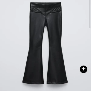 Svarta skinnbyxor med bootcut - Snygga svarta skinnbyxor som är helt nya med prislapp🥰 storlek 164=xxs❤️ säljer då dom var för små