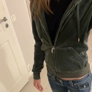 Säljer min gröna juicy tröja. - Säljer min gröna juicy tröja, bra skick men även använd ett fåtal gånger. Är som som ny utan skador eller liknade. (OBS säljer inte jeansen på bilden)