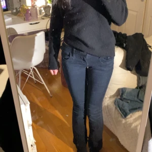 Svarta jeans valerie LTB - Säjer skitsnygga byxor från ltb i modellen valerie. De är bootcut och låg midjad. Väldigt populära byxor som är slutsålda överallt som kostar från början 830kr och pris kan deskuteras men inte under 500kr💓 Använda endast ett få tals gånger o säljer pga de inte passar som jag vill och används aldrig