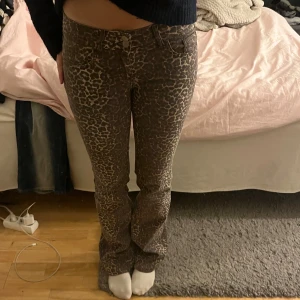 Leopardmönstrade byxor - Snygga leopardmönstrade byxor med bootcut-stil. Perfekta för att ge en trendig touch till din outfit. Byxorna har en normal passform och är lågmidjade, vilket ger en avslappnad och stilren look. Bara använt några få gånger. Skriv om ni har några frågor!💞