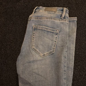 Blå bootcut jeans - Snygga blå bootcut jeans, tyvärr lite smutsiga längst ner på benen skriv för fler bilder💓knappt använda 