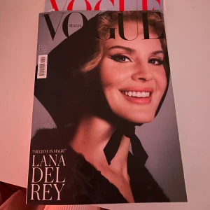 Vogue Italia med Lana Del Rey - Ett nummer av Vogue Italia med Lana Del Rey på omslaget. Helt ny och har bara använt som coffee table-book! Råkade riva en av sidorna superlite när jag skulle ta bild🥲men det syns knappt och den är otroligt fin🥹💕