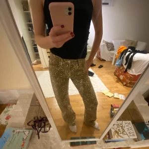 Leopardmönstrade jeans - Snygga leopardmönstrade byxor/jeans från Zara. Köpt i somras och har tyvärr inte kommit till mycket användning💕