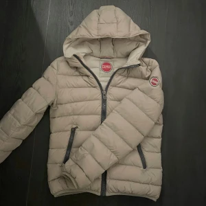 vinterjacka Colmar xs/s - Snygg ljusbeige jacka från Colmar med huva och dragkedja. Stl 14y men passar mig som har xs/s. Fint skick! ❣️ Skriv om du har frågor eller fler bilder! 